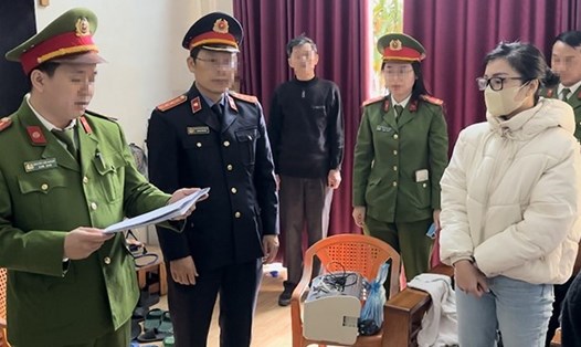 Cơ quan Công an quyết định đối với Nguyễn Hà Linh (áo trắng). Ảnh: Công an Quảng Bình