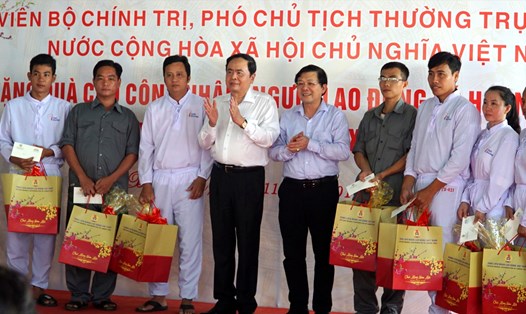 Phó Chủ tịch Thường trực Quốc hội Trần Thanh Mẫn trao quà Tết Quý Mão đến công nhân tỉnh Bạc Liêu. Ảnh: Nhật Hồ