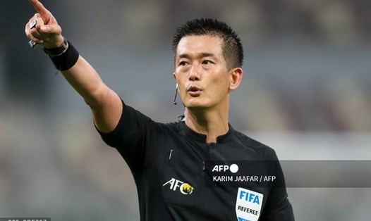Trọng tài Ko Hyung-Jin bắt chính trận chung kết lượt đi AFF cup 2022 giữa Việt Nam và Thái Lan. Ảnh: AFP