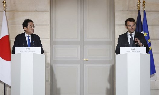 Tổng thống Pháp Emmanuel Macron (phải) và Thủ tướng Nhật Bản Fumio Kishida ra tuyên bố chung tại Điện Elysee ở Paris, ngày 9.1.2023. Ảnh: AFP
