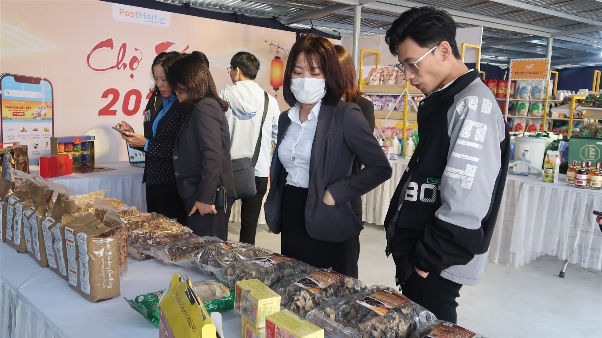 CNVCLĐ tham gia phiên Chợ Tết Công đoàn 2023. Ảnh: Lương Hạnh.