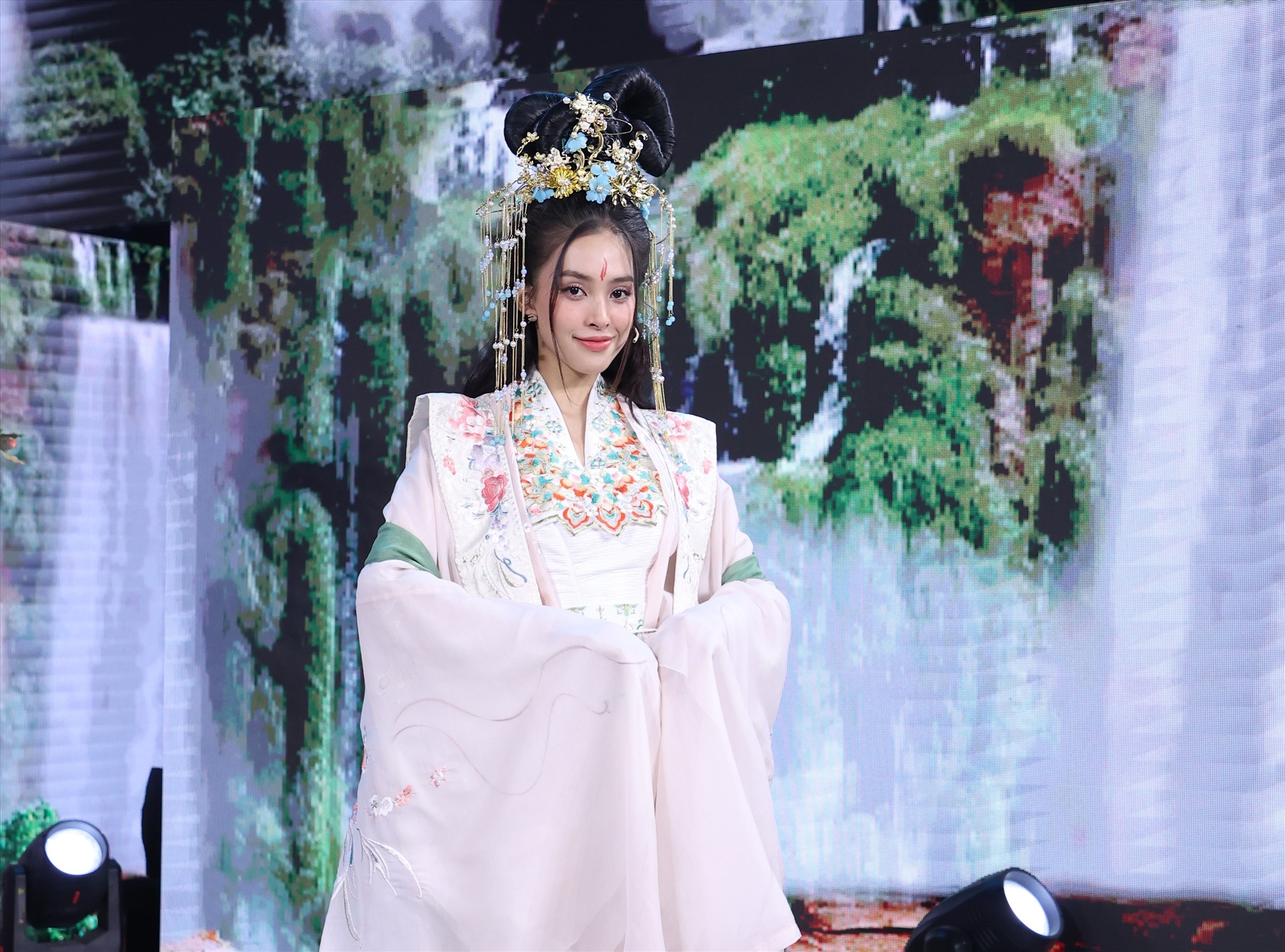 Tiểu Vy hoá tiên nữ trong "Táo Xuân 2023". Ảnh: Nhà sản xuất
