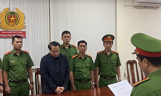 Cơ quan chức năng đọc lệnh bắt với Cục trưởng Cục đăng kiểm Việt Nam. Ảnh: Cơ quan Công an cung cấp