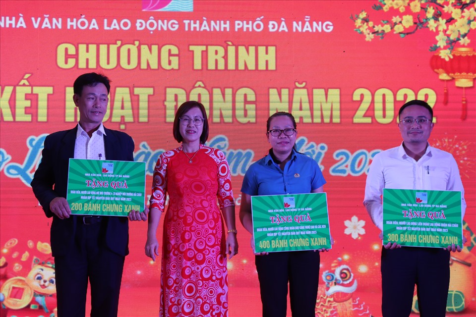 Mang bánh chưng đến với bữa cơm của người lao động tại Đà Nẵng