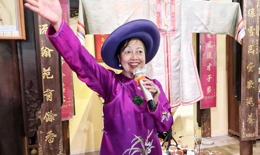 GS Thái Kim Lan tại Triển lãm “Áo dài xưa triều Nguyễn” trong Lan Viên cố tích. Ảnh: Tường Minh