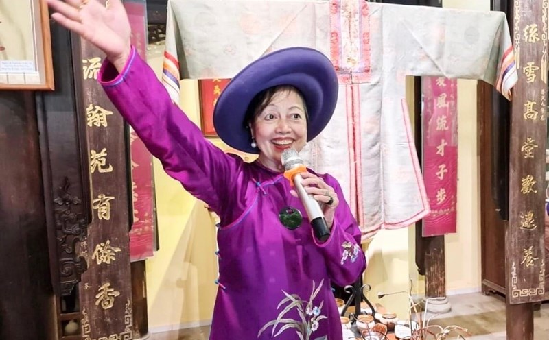 GS Thái Kim Lan tại Triển lãm “Áo dài xưa triều Nguyễn” trong Lan Viên cố tích. Ảnh: Tường Minh