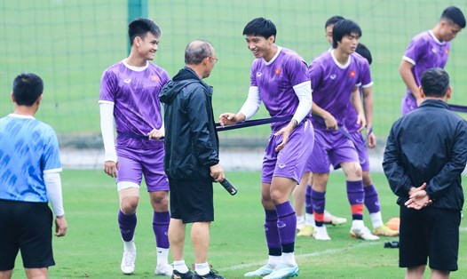 Huấn luyện viên Park Hang-seo "chỉnh" hai học trò Tấn Tài, Văn Hậu trong buổi tập. Ảnh: Minh Dân