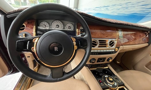 Nội thất bên trong siêu xe Roll-Royce Ghost mạ vàng đang được bán đấu giá. Ảnh: Cty Minh Pháp