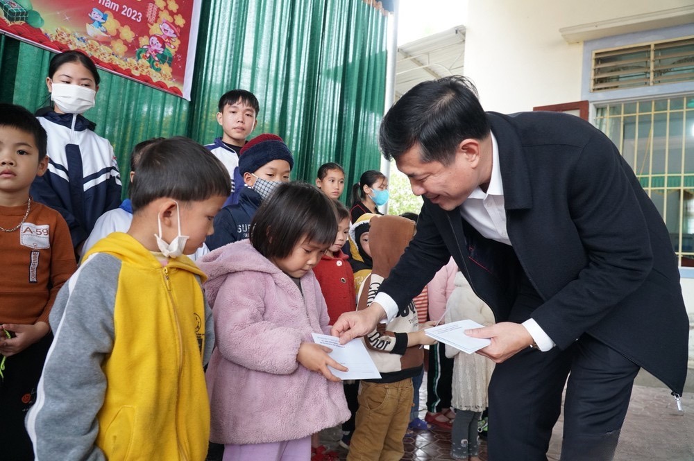 Giám đốc Sở Giáo dục - Đào tạo Nghệ An Thái Văn Thành trao quà hỗ trợ cho học sinh huyện Quỳ Hợp. Ảnh: Quỳnh Trang