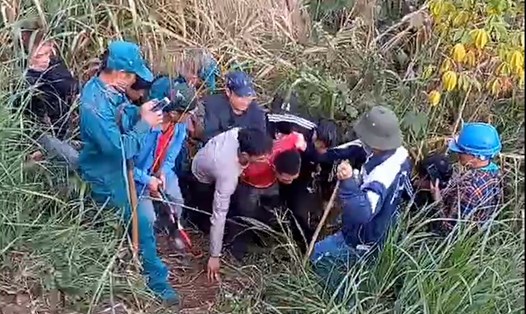 Các lực lượng chức năng bắt giữ thành công nghi phạm Lù Xuân Minh trong vụ giết người trên đồi cao su ở Lai Châu. Ảnh cắt từ clip.