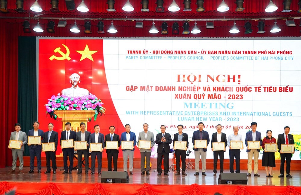 Chủ tịch UBND TP.Hải Phòng Nguyễn Văn Tùng khen thưởng các doanh nghiệp và tổ chức quốc tế tiêu biểu. Ảnh: Cổng TTĐT Hải Phòng