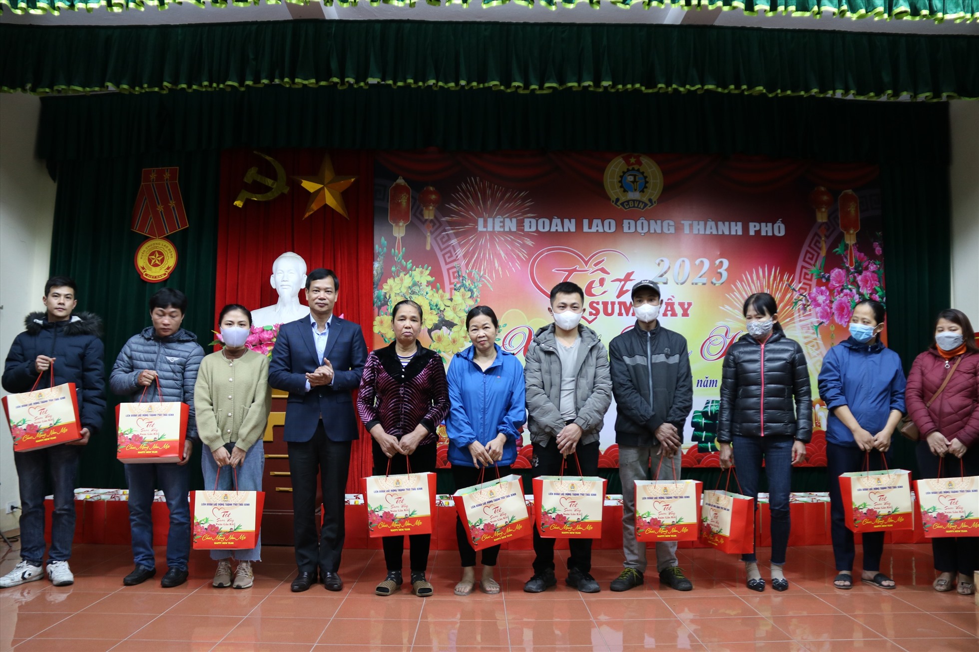 Công nhân, người lao động được nhận quà tại chương trình "Tết sum vầy - Xuân gắn kết" do LĐLĐ TP Thái Bình tổ chức. Ảnh: Bá Mạnh