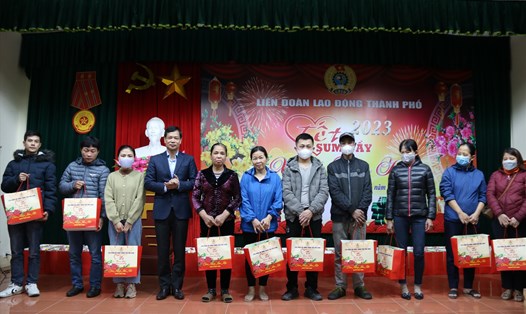 Công nhân, người lao động được nhận quà tại chương trình "Tết sum vầy - Xuân gắn kết" do LĐLĐ TP Thái Bình tổ chức. Ảnh: Bá Mạnh