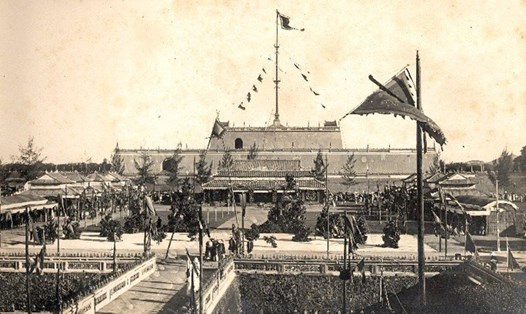 Quang cảnh Tết cổ truyền tại Hoàng cung triều Nguyễn năm 1923. Ảnh: Trung tâm Bảo tồn di tích cố đô Huế.
