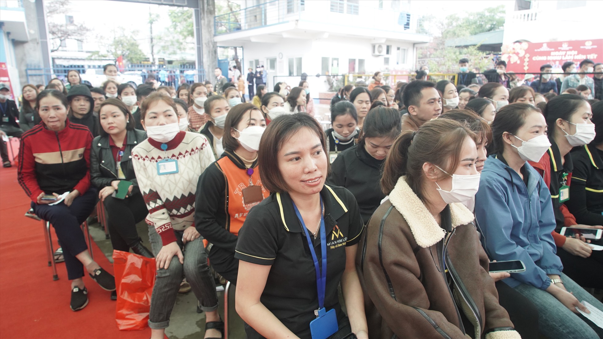 Hàng trăm công nhân lao động tỉnh Nghệ An tham dự Chương trình "Cùng nhau làm nên Tết" năm 2023. Ảnh: Quỳnh Trang