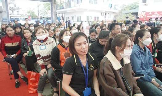Hàng trăm công nhân lao động tỉnh Nghệ An tham dự Chương trình "Cùng nhau làm nên Tết" năm 2023. Ảnh: Quỳnh Trang