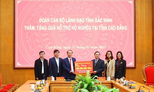 Đoàn công tác tỉnh Bắc Ninh quà Tết tại tỉnh Cao Bằng. Ảnh: Hoài An.