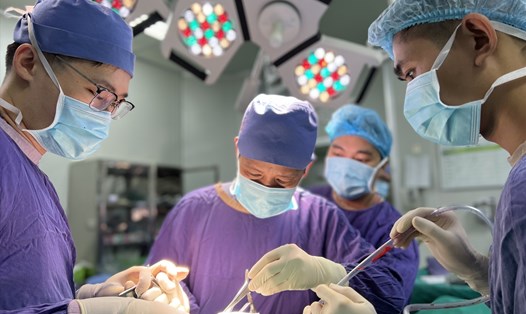Các bác sĩ Bệnh viện Hữu nghị Việt Đức phẫu thuật cho bệnh nhân là người nước ngoài gặp nạn khi đi phượt tại Việt Nam. Ảnh: Bệnh viện cung cấp