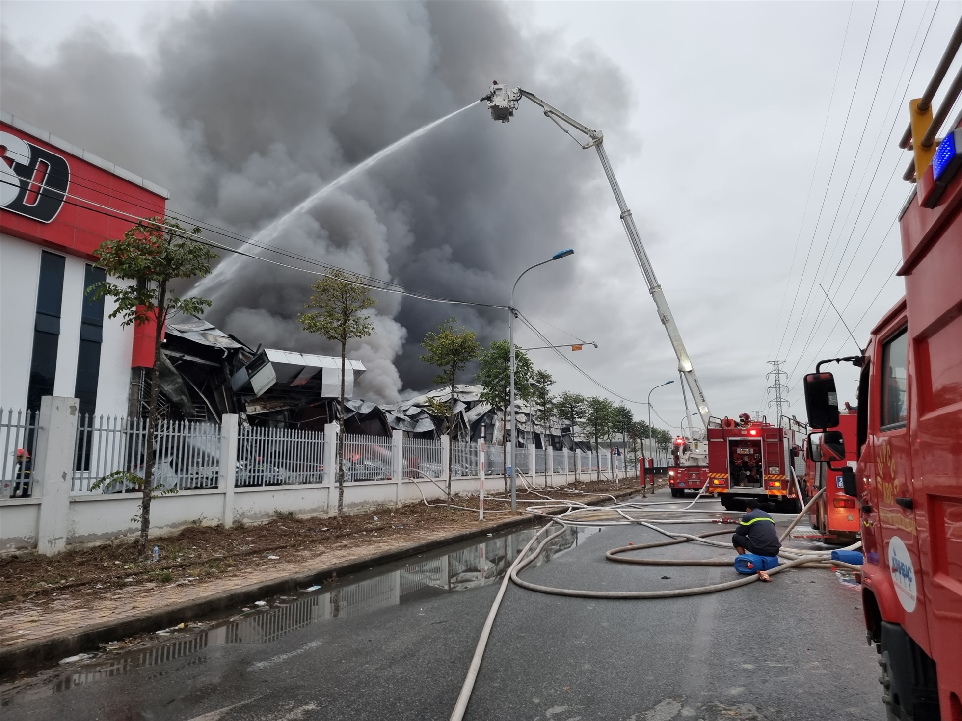 Cảnh sát phòng cháy có mặt tại hiện trường thực hiện chữa cháy. Ảnh: Vân Trường.