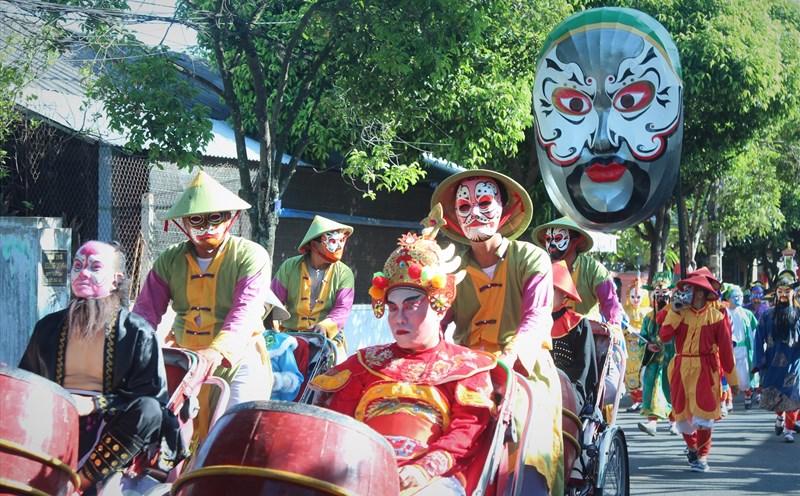 Mặt nạ Tuồng Huế xuống phố quảng diễn tại Festival Huế 2022. Ảnh: Trọng Bình
