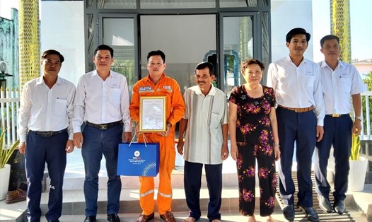 Đại diện Công đoàn Điện lực Việt Nam trao hỗ trợ cho gia đình đoàn viên Lê Văn Sử. Ảnh: Văn Tám