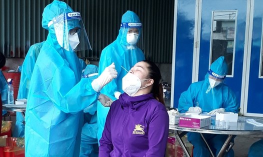 Xét nghiệm sàng lọc bệnh nhân COVID-19 trong cộng đồng ở thành phố Thuận An thời điểm tháng 9.2021. Ảnh: Dương Bình