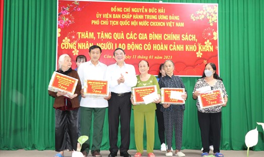 Phó Chủ tịch Quốc hội Nguyễn Đức Hải trao các phần quà cho gia đình chính sách, người dân huyện Côn Đảo. Ảnh: Mạnh Cường