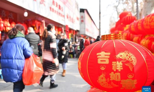 Đèn lồng được bày bán tại một khu chợ ở Tây An, tỉnh Thiểm Tây, phía tây bắc Trung Quốc. Ảnh: Tân Hoa Xã
