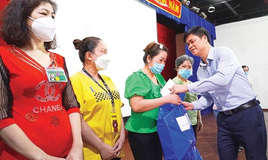 Phó Chủ tịch Tổng LĐLĐVN Ngọ Duy Hiểu tặng quà Tết cho công nhân Công ty TNHH Pouchen Việt Nam. Ảnh: HÀ ANH CHIẾN