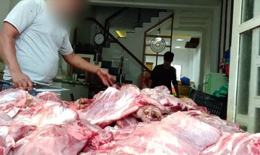 Việc bán thịt lợn bị ôi thiu sẽ bị phạt tiền từ 1 lần đến 2 lần giá trị thực phẩm vi phạm. Ảnh: Huân Cao