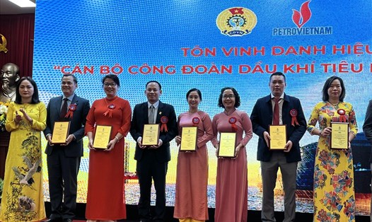 Chủ tịch Công đoàn Dầu khí Việt Nam Nghiêm Thuỳ Lan trao biểu trưng “Cán bộ Công đoàn Dầu khí tiêu biểu” năm 2022 cho các cán bộ Công đoàn được tôn vinh. Ảnh: Linh Nguyên