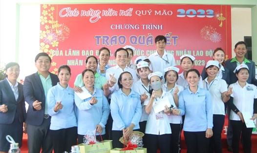 Phó Thủ tướng chụp hình lưu niệm với công nhân Ninh Thuận. Ảnh: Thanh Thúy