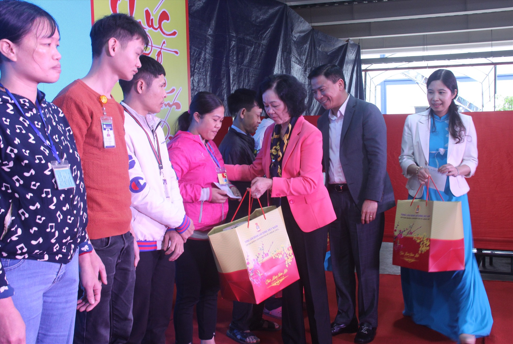 Bà Trương Thị Mai - Ủy viên Bộ Chính trị, Bí thư Trung ương Đảng, Trưởng ban Tổ chức Trung ương tặng quà cho công nhân lao động. Ảnh: Xuân Hùng