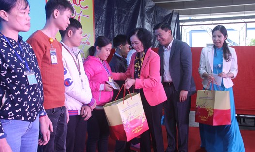 Bà Trương Thị Mai - Ủy viên Bộ Chính trị, Bí thư Trung ương Đảng, Trưởng ban Tổ chức Trung ương tặng quà cho công nhân lao động. Ảnh: Xuân Hùng