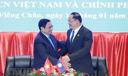 Thủ tướng Phạm Minh Chính và Thủ tướng Lào Sonexay Siphandone. Ảnh: TTXVN