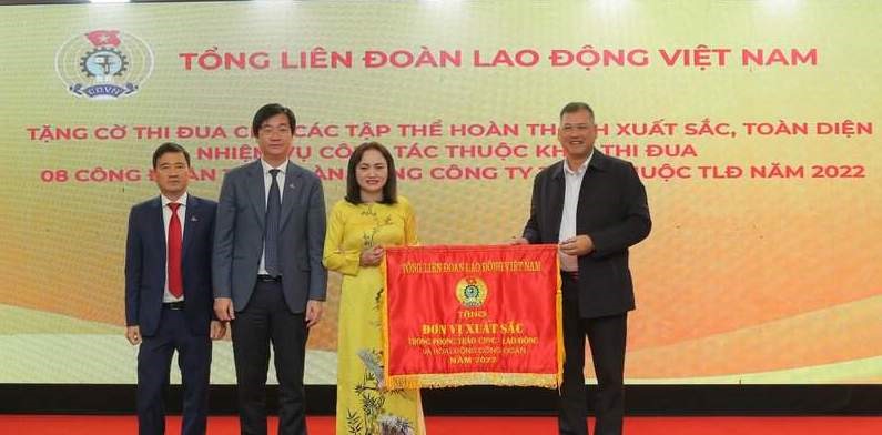 Ông Nguyễn Minh Dũng (ngoài cùng bên phải) - Ủy viên Đoàn Chủ tịch Tổng Liên đoàn Lao động Việt Nam, Trưởng Ban Tài chính Tổng Liên đoàn trao Cờ thi đua cho Công đoàn Dầu khí Việt Nam. Ảnh: Kim Tuyến