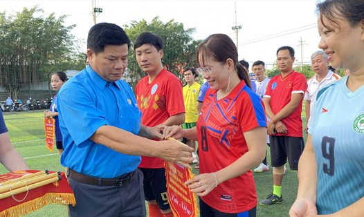 Chủ tịch Công đoàn Viên chức tỉnh Trà Vinh Lê Văn Lẹ trao cờ lưu niệm cho các VĐV. Ảnh: Trí Dũng