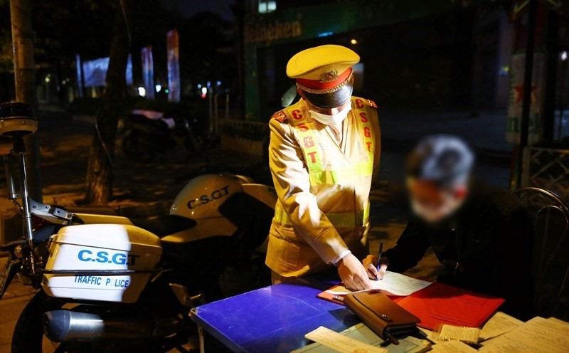 Lực lượng chức năng lập biên bản người điều khiển phương tiện giao thông sau khi uống rượu, bia. Ảnh: Tô Thế