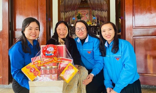 Các đoàn viên thanh niên tặng món quà Tết tới Mẹ Việt Nam Anh hùng ở tỉnh Quảng Trị. Ảnh: Hưng Thơ