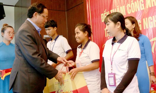 Thượng tướng Trần Quang Phương - Ủy viên Ban Chấp hành Trung ương Đảng, Phó Chủ tịch Quốc hội trao quà Tết cho công nhân lao động khó khăn ở Bình Phước. Ảnh: Trung Dũng.