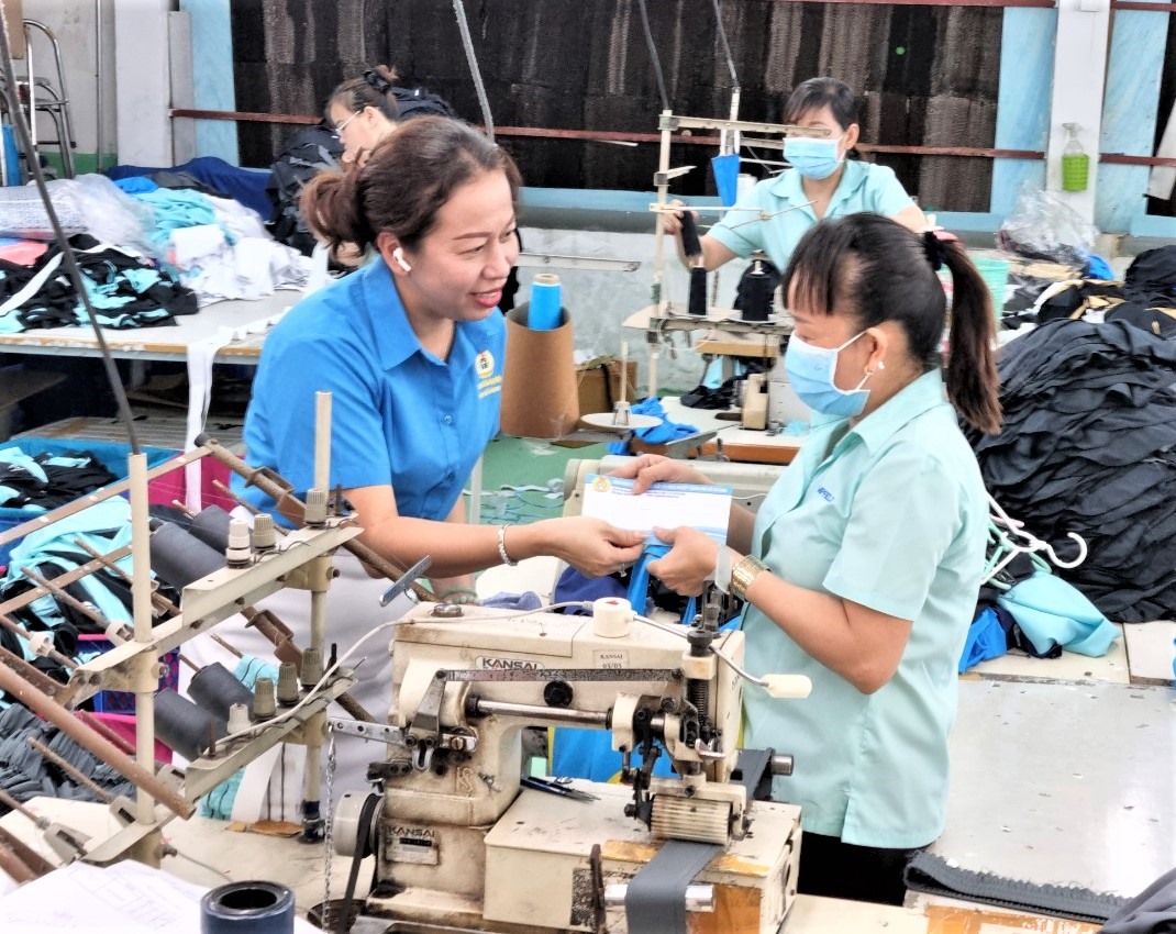 Bà Vũ Thế Vân - Chủ tịch Công đoàn các Khu chế xuất & công nghiệp TPHCM tặng quà cho công nhân Công ty Ampfield. Ảnh: Nam Dương