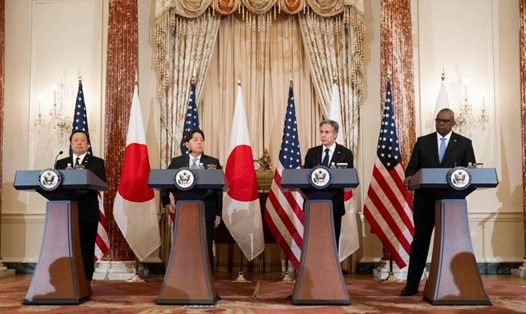 Từ trái qua: Bộ trưởng Quốc phòng Nhật Bản Yasukazu Hamada, Ngoại trưởng Hayashi Yoshimasa, Ngoại trưởng Mỹ Antony Blinken và Bộ trưởng Quốc phòng Mỹ Lloyd Austin họp báo tại Bộ Ngoại giao Mỹ ở Washington D.C, ngày 11.1.2023. Ảnh: AFP