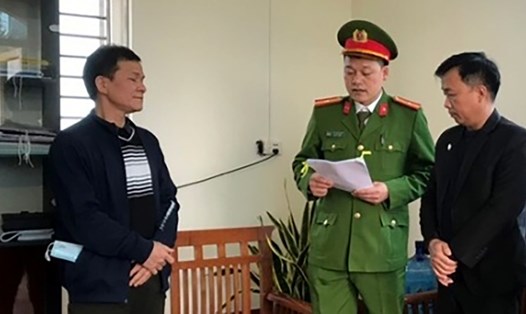 Ông Nguyễn Mạnh Tuân (ngoài cùng bên trái ảnh) bị khởi tố, bắt tạm giam. Ảnh: Công an cung cấp.
