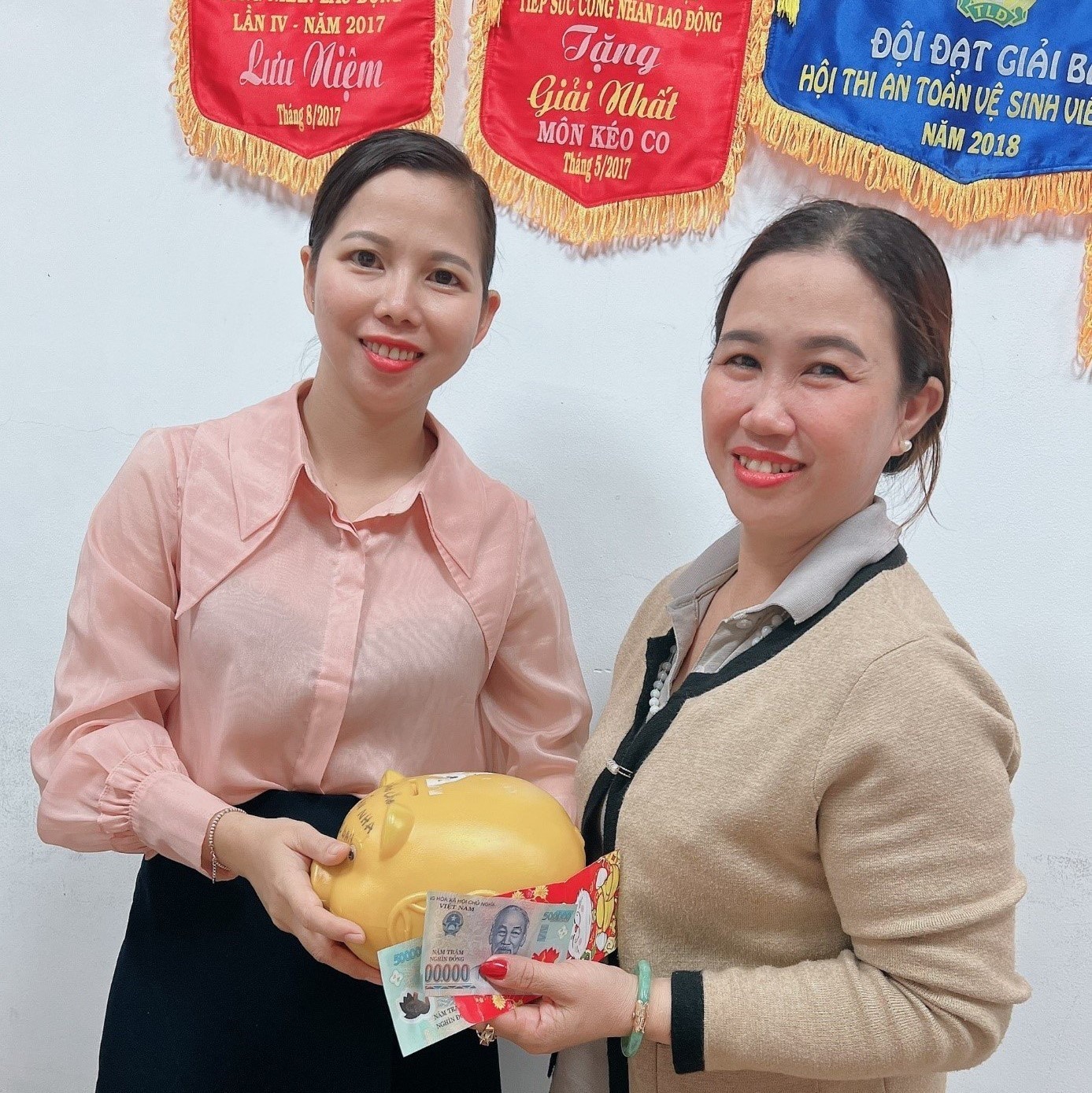 Nữ đoàn viên Vũ Thị Thoa (bìa phải) trao tiền dành dụm cho Công đoàn Cơ sở để hỗ trợ đồng nghiệp gặp khó khăn. Ảnh: Bạn đọc cung cấp