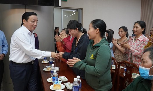 Phó Thủ tướng Chính phủ Trần Hồng Hà thăm hỏi động viên công nhân người lao động có hoàn cảnh khó khăn tại tỉnh Đồng Nai. Ảnh: Hà Anh Chiến