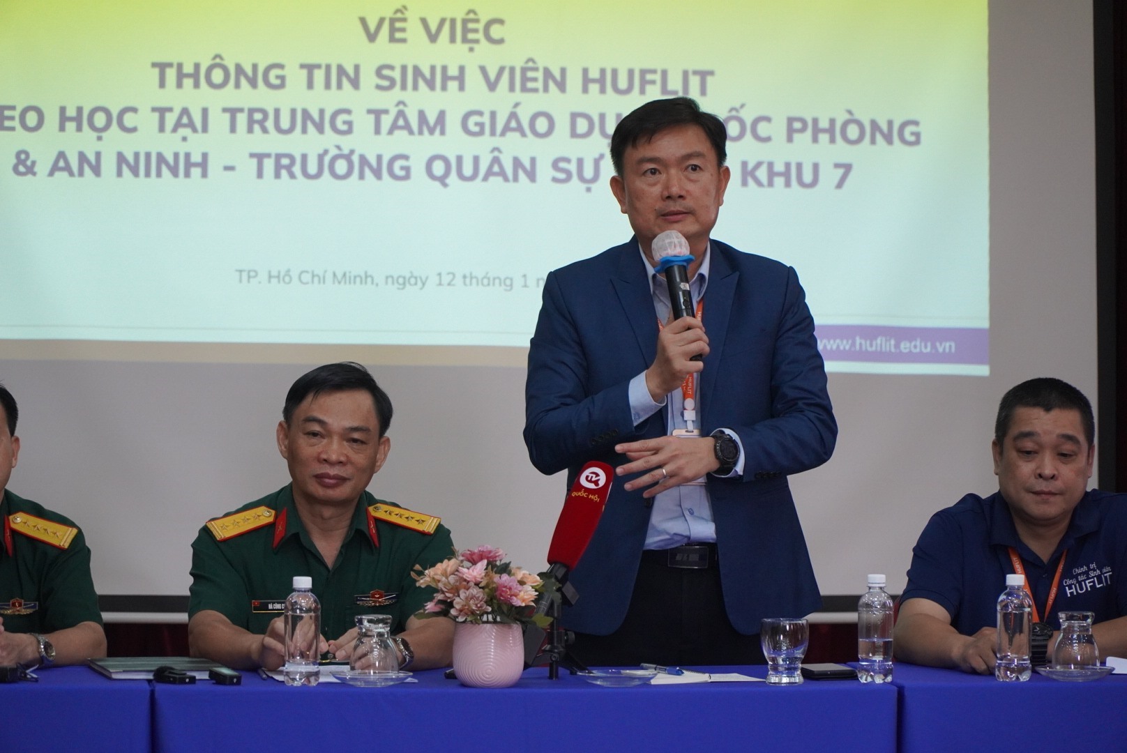 Ông Nguyễn Anh Tuấn – Hiệu trưởng Trường Ngoại ngữ - Tin học TPHCM thông tin tại buổi trao đổi. Ảnh: Chân Phúc