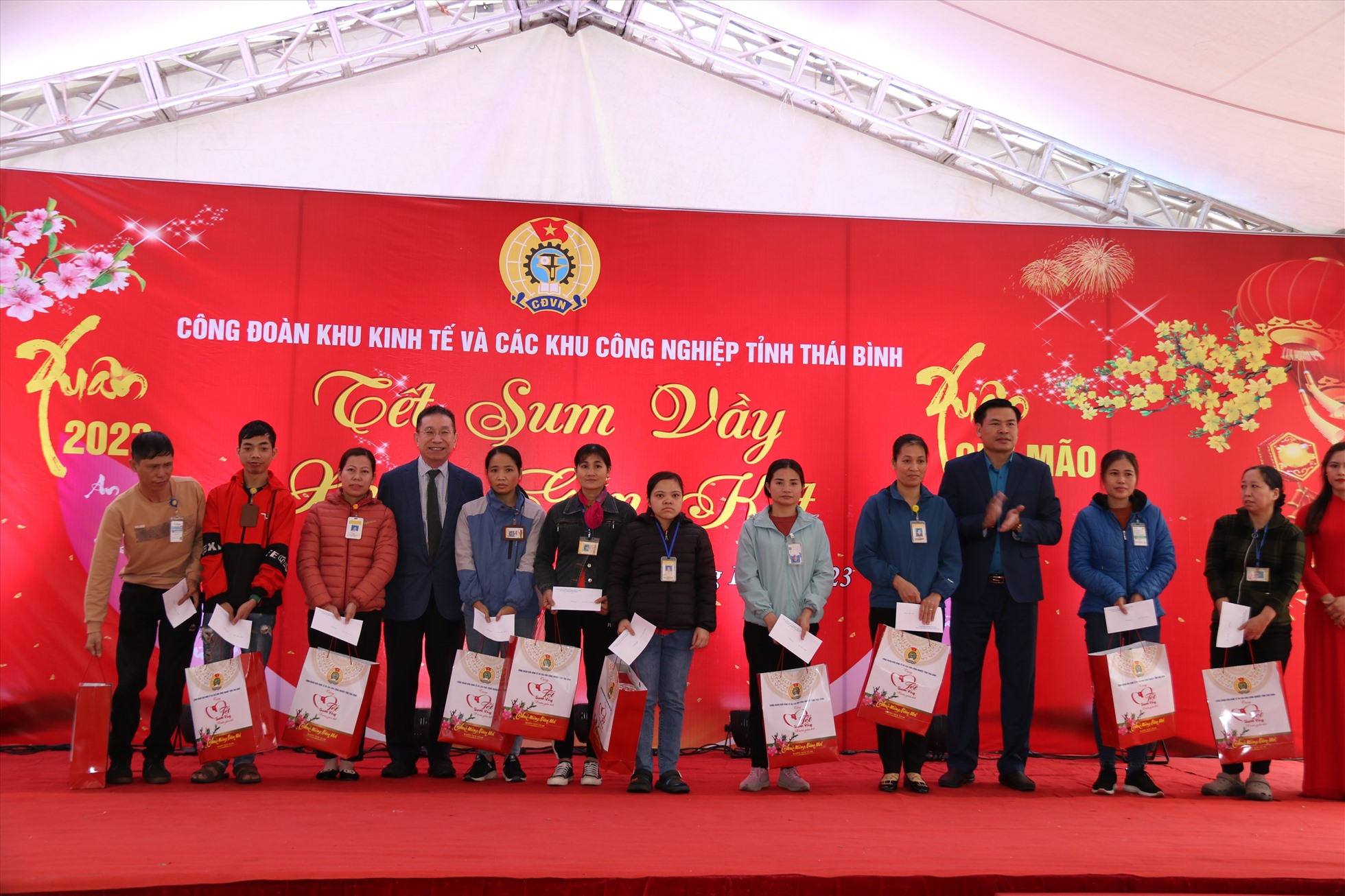 Lãnh đạo Công đoàn khu kinh tế và các khu công nghiệp tỉnh và Tổng Giám đốc Công ty TNHH nhựa Cotec tỉnh Thái Bình trao quà Tết cho công nhân lao động. Ảnh: Bá Mạnh