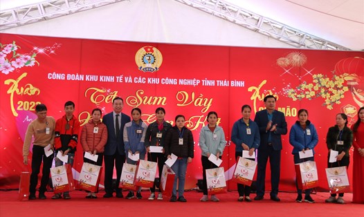 Lãnh đạo Công đoàn khu kinh tế và các khu công nghiệp tỉnh và Tổng Giám đốc Công ty TNHH nhựa Cotec tỉnh Thái Bình trao quà Tết cho công nhân lao động. Ảnh: Bá Mạnh
