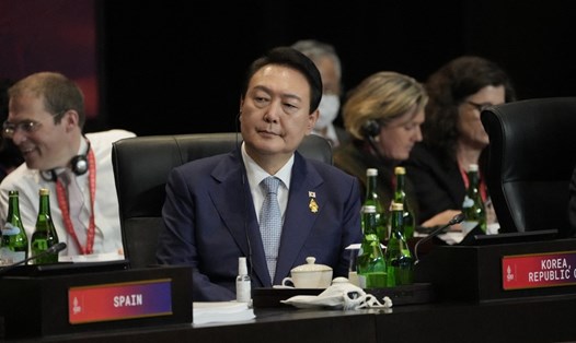 Tổng thống Hàn Quốc Yoon Suk-yeol (giữa) dự hội nghị G20 ở Indonesia, tháng 11.2022. Ảnh: AFP