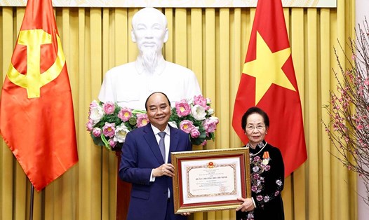 Chủ tịch nước Nguyễn Xuân Phúc trao tặng Huân chương Hồ Chí Minh cho nguyên Phó Chủ tịch nước Nguyễn Thị Doan. Ảnh: Thống Nhất